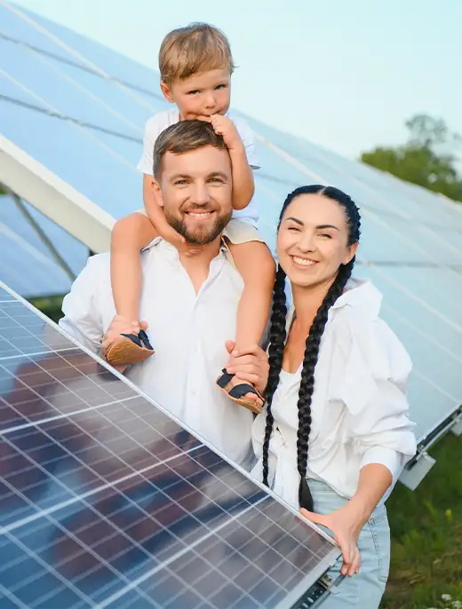 Echipa Termohabitat instalând panouri fotovoltaice